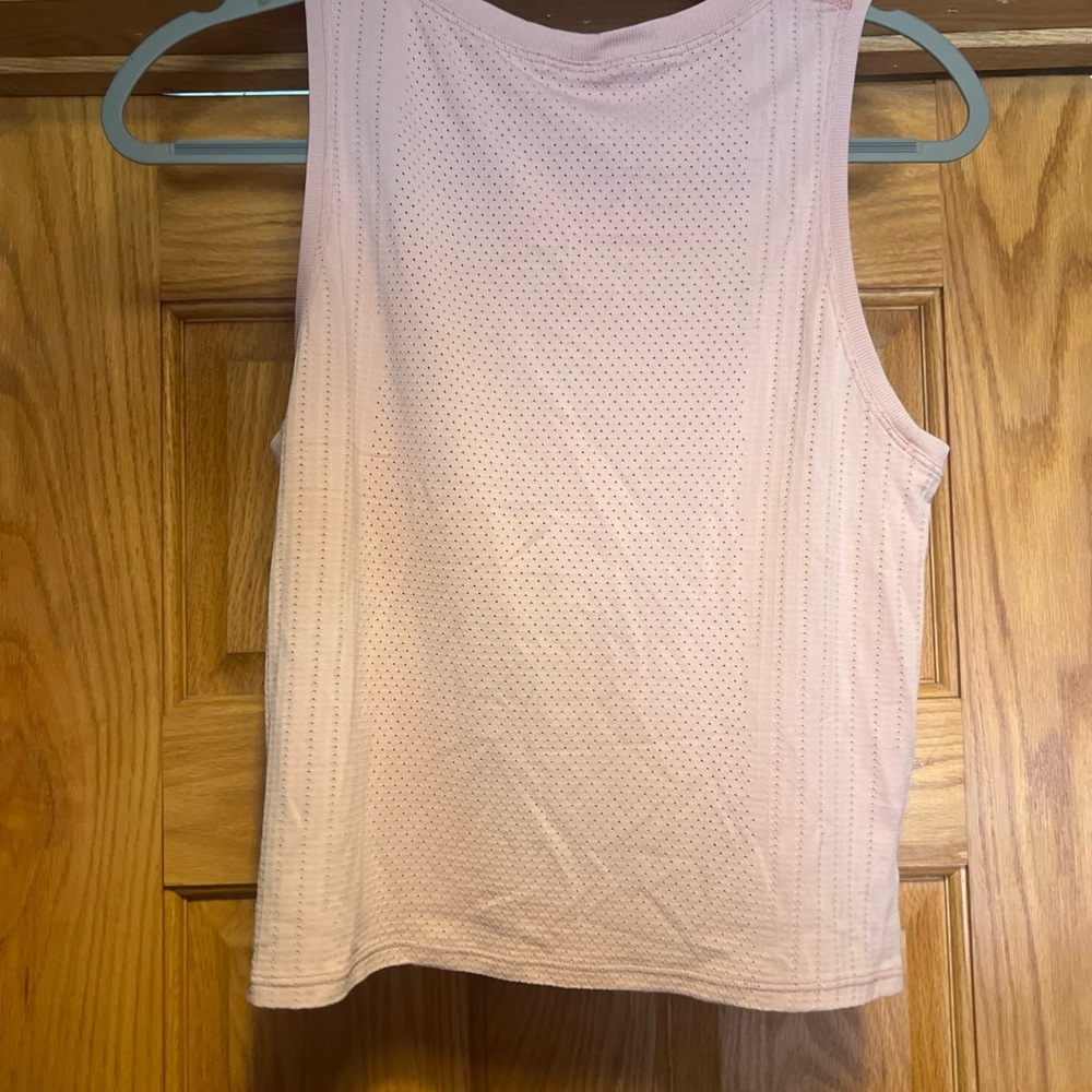 Lululemon Women Pink Muscle Tank Sleeveless Mesh Perforated Top 6/8? - Picture 2 of 3